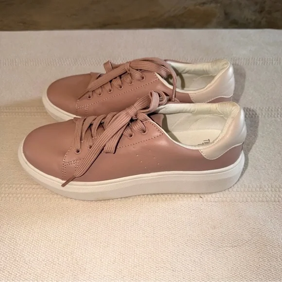 Time and Tru - Sneakers - Size 8 - Picture 4 of 7